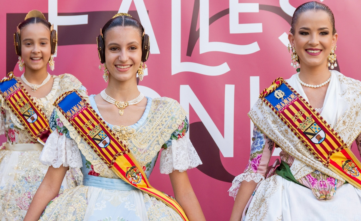 La Fallera Mayor Infantil de Denia viste de Vives y Marí en su presentación