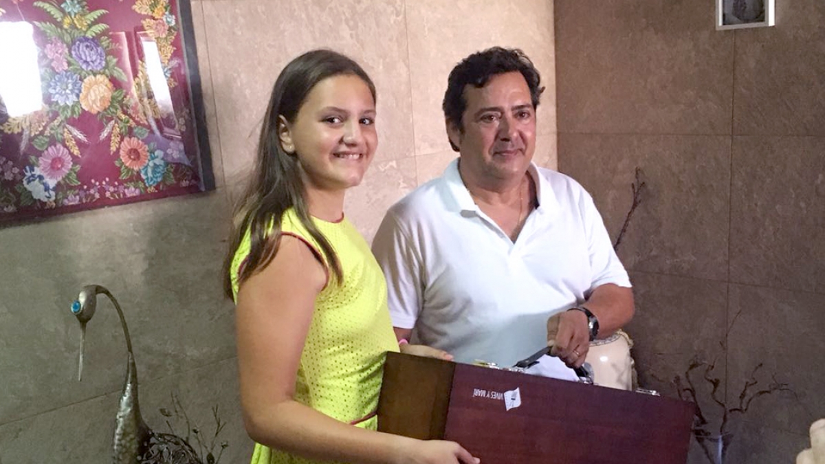 Inés Miret Herrero recibe la tela de su Exaltación