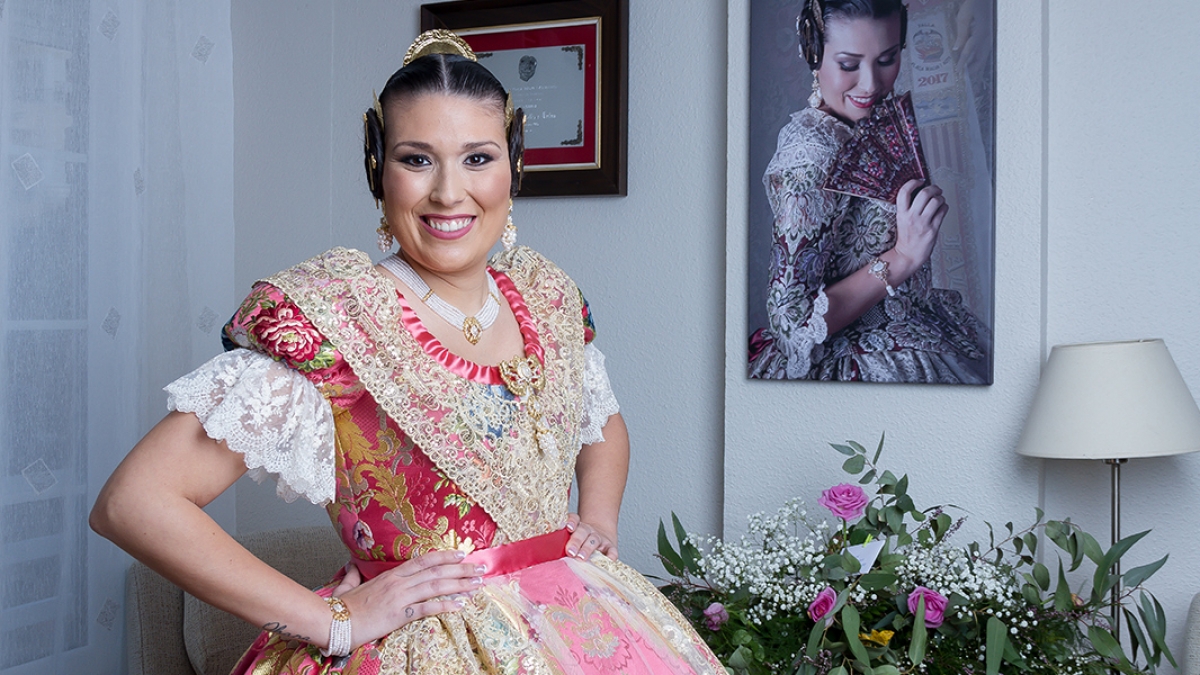 Un espolín rosa Madreselva para la Fallera Mayor de Alzira