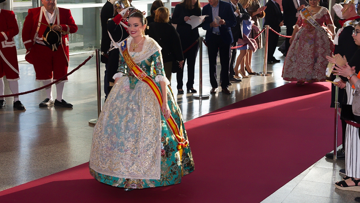 El segundo traje oficial de Consuelo es una seda &quot;Escarlata&quot;