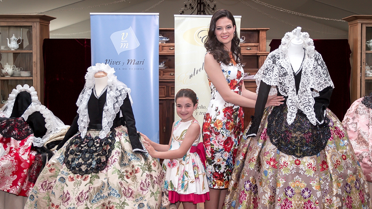 Vives y Marí presenta los tejidos de las Bellesas del Foc d&#039;Alacant 2017 y sus Damas