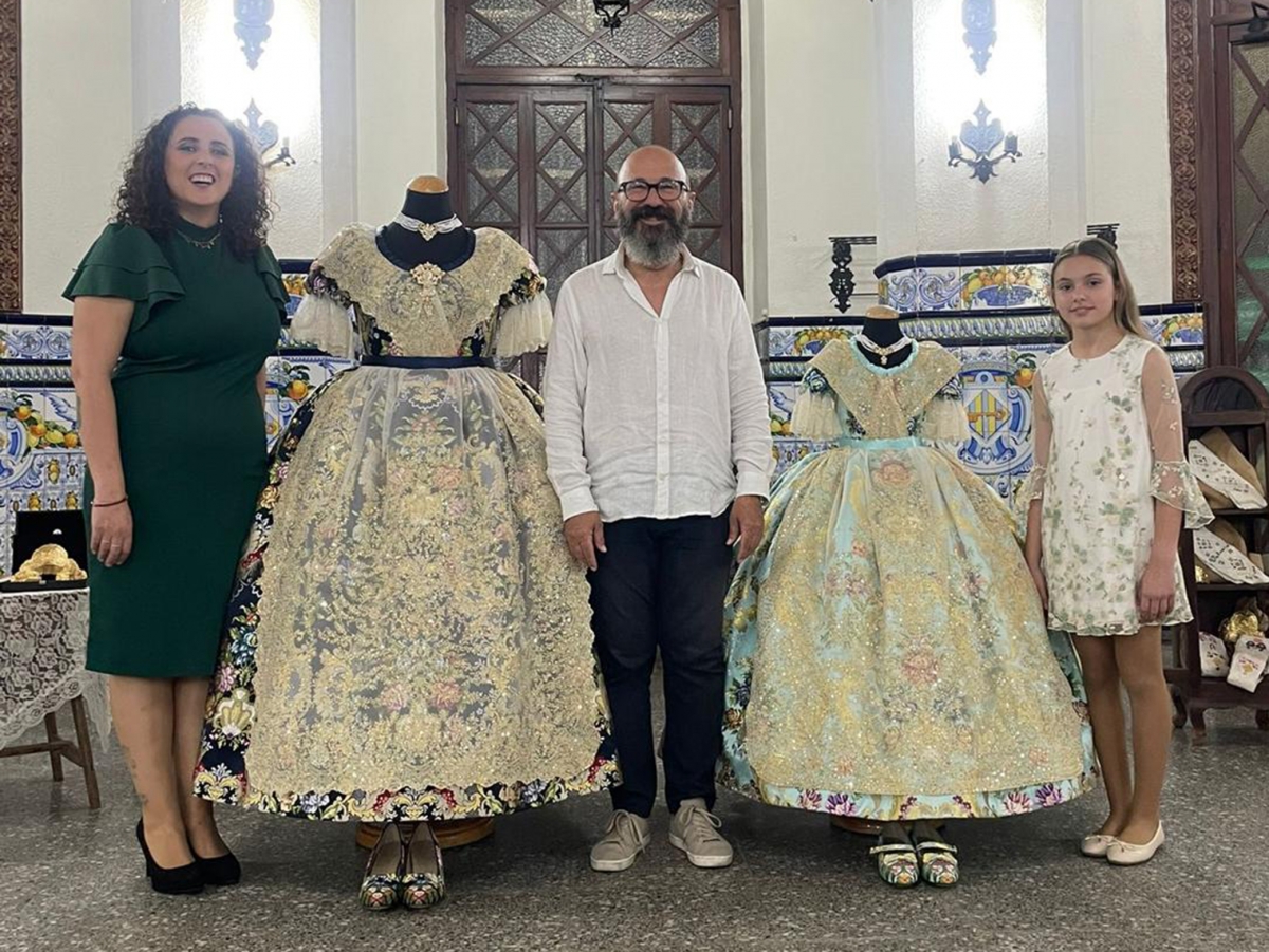 Vives y Marí presenta la indumentaria oficial de las Falleras Mayores de Alzira 2025