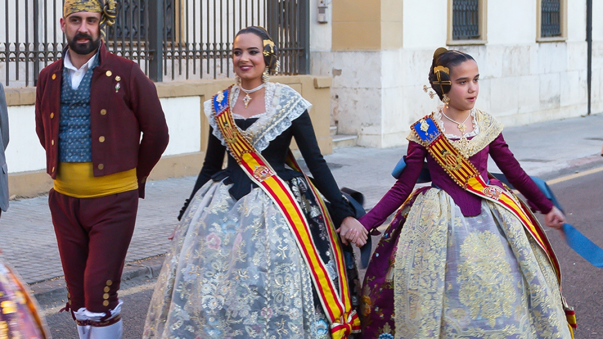 Marina estrena un espolín negro en la Fiesta Fallera de las Fuerzas Armadas