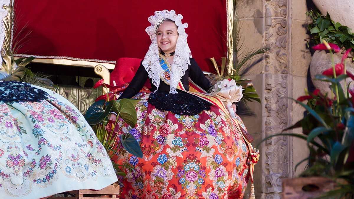 Noelia Vinal, Bellesa del Foc Infantil d&#039;Alacant 2019 estrena su espolín rojo &quot;Llama&quot;