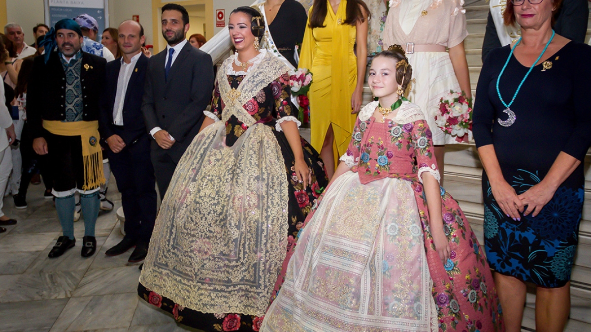 Las Falleras Mayores de Sagunto lucen dos telas de Vives y Marí en su acto de proclamación